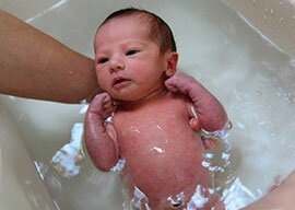 первое купание новорожденного